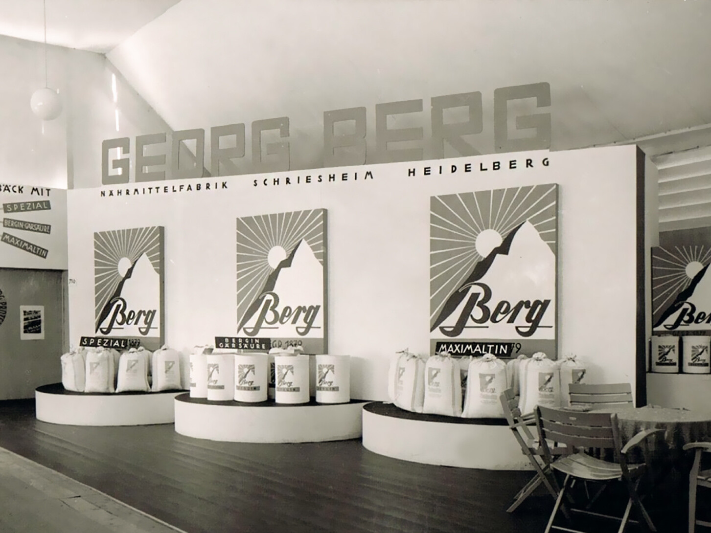 Coffee shop display with “G ENRE” themed bags and “Berg” branding inside Heidelberg showroom